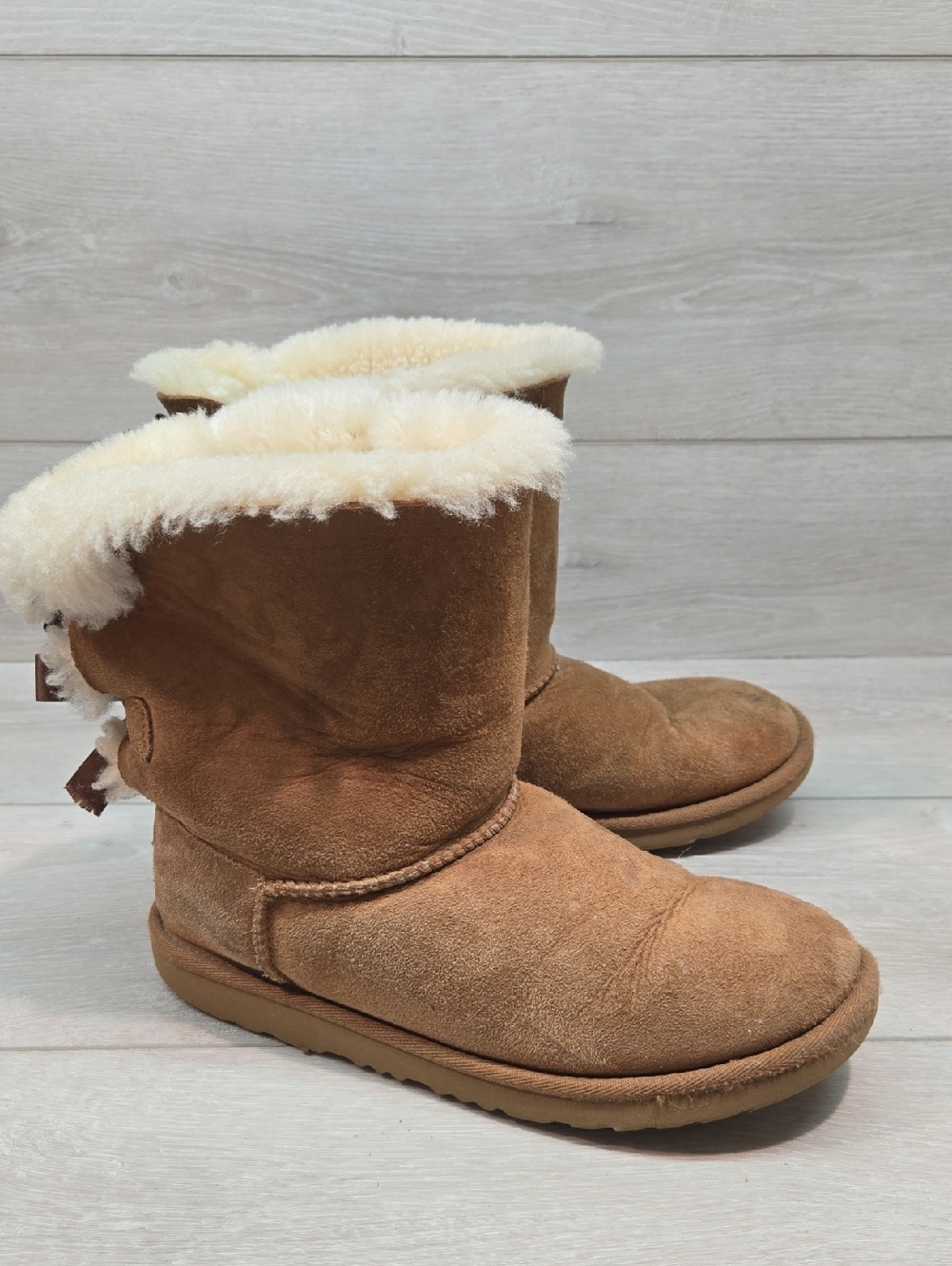 Ugg Australia Women Two Bows Chestnut Suede Shearling Lined Short Boots Sz 5